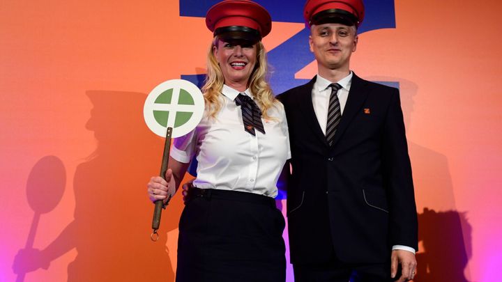 Tisíce výpravčích dostanou nové uniformy. Přibude oranžová, červené čepice zůstanou