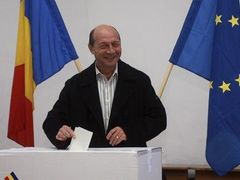 Rumunský prezident Traian Basescu reagoval na francouzsko-německou iniciativu značně podrážděně. Obě velké země prý v unii zneužívají svou moc.