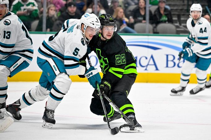 Matěj Blümel při svém prvním utkání v NHL v dresu Dallasu proti San Jose.