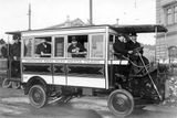 Dne 7. března 1908 zahájily elektrické podniky provoz první pražské autobusové linky z Malostranského náměstí na Pohořelec. Autobusům se tehdy ještě říkalo "omnibus". Kvůli technickým potížím ovšem 17. listopadu 1909 autobusy z Prahy opět načas vymizely.