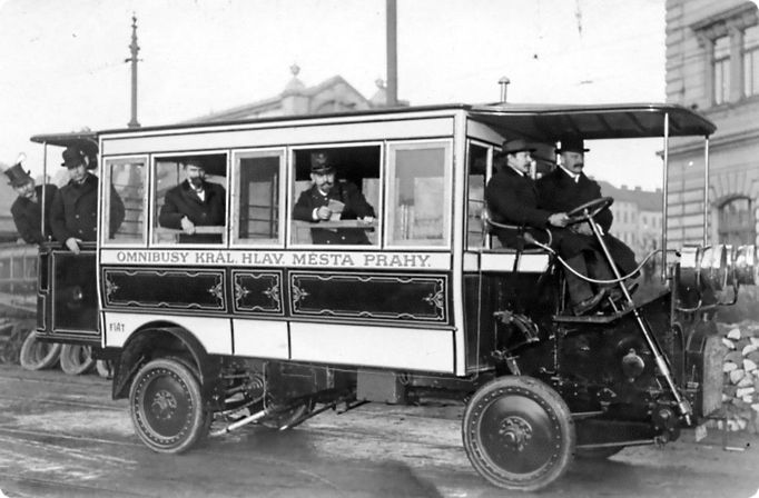 Klasický omnibus táhli koně. Označení "omnibus" se však někdy používalo i pro malé autobusy v pražské hormadné dopravě.