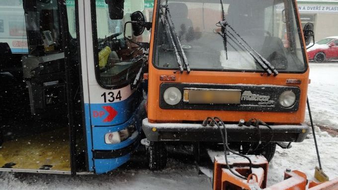 K nehodě autobusu s posypovou multikárou došlo 12. února 2013 v Hradci Králové v Chelčického ulici.