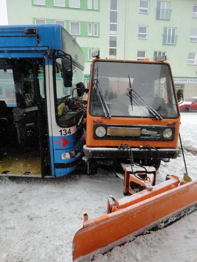 K nehodě autobusu s posypovou multikárou došlo 12. února 2013 v Hradci Králové v Chelčického ulici.