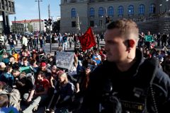 Ekologičtí aktivisté zablokovali magistrálu v centru Prahy. Odnést je musela policie
