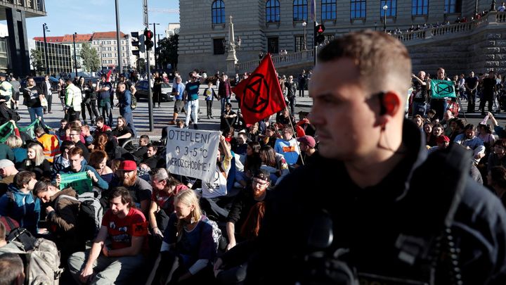 Tři desítky ekologických aktivistů zahájilo blokádu magistrály. Zasahovala policie