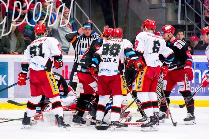 Třinec - Hradec, 4. semifinále play-off hokejové extraligy 2018: Skrumáž před brankou Třince