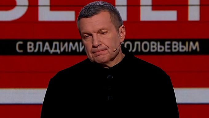 "Je to velmi těžké rozhodnutí," komentoval moderátor Vladimir Solovjov stažení ruských vojsk z Chersonu.