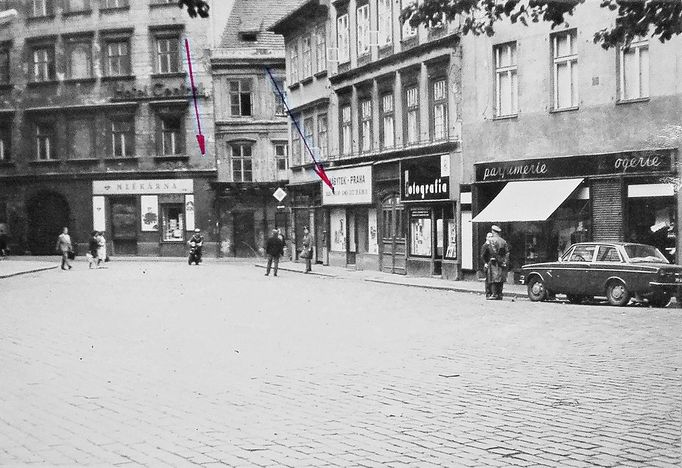 Fotoreprodukce dobového policejního vyšetřovacího spisu k srpnovým událostem v roce 1969.