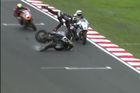 VIDEO Místo vítězství potkal britského motorkáře divoký pád