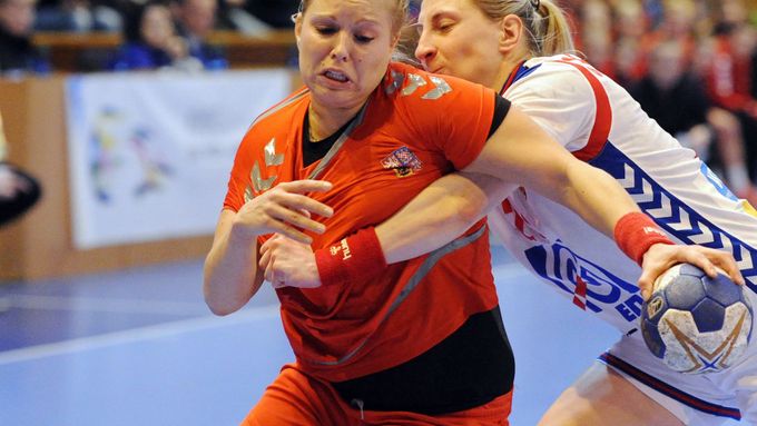 V zápase sedmigólová Michaela Hrbková v souboji se Srbkou.