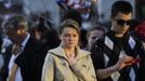 A woman pauses as she looks at a memorial for the victims of the Boston Marathon bombings on Boylston Street in Boston, Massachusetts April 24, 2013. REUTERS/Jessica Rinaldi (UNITED STATES - Tags: CRIME LAW CIVIL UNREST) Published: Dub. 24, 2013, 11:22 odp.