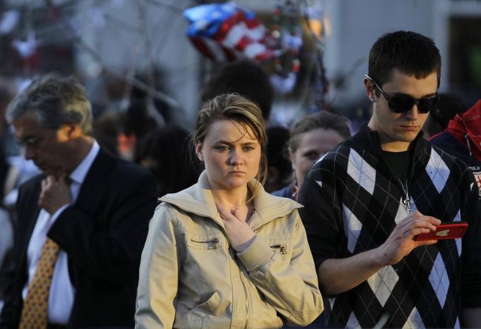 A woman pauses as she looks at a memorial for the victims of the Boston Marathon bombings on Boylston Street in Boston, Massachusetts April 24, 2013. REUTERS/Jessica Rinaldi (UNITED STATES - Tags: CRIME LAW CIVIL UNREST) Published: Dub. 24, 2013, 11:22 odp.