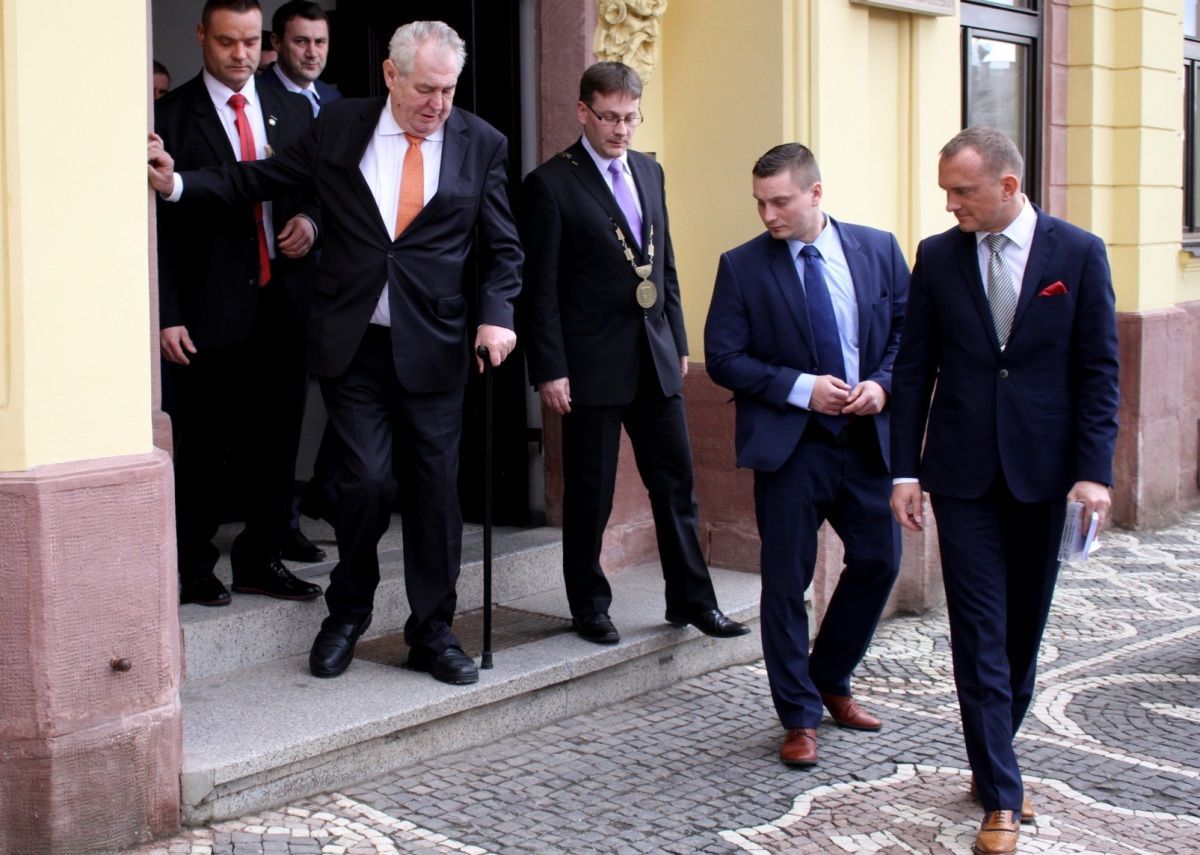 Prezident Miloš Zeman - ochranka - schod - Liberecký kraj