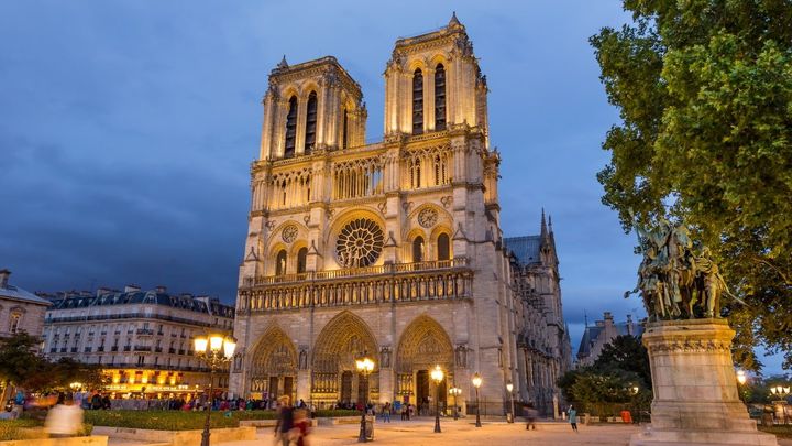 Pařížská katedrála Notre-Dame v plamenech, na místě zasahují hasiči