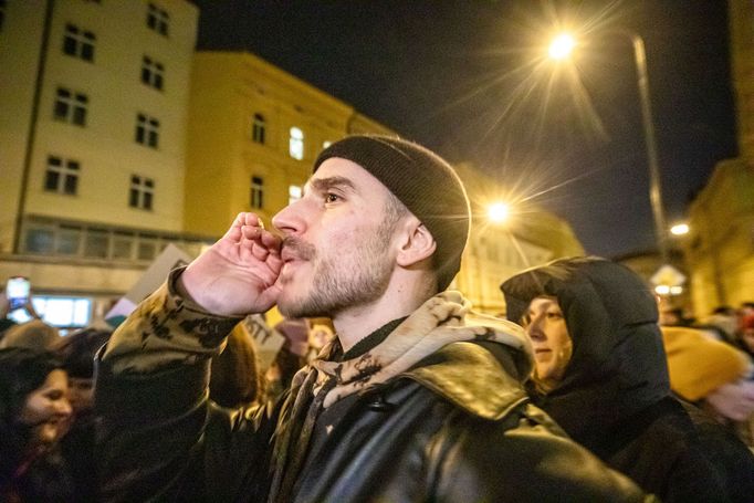 Demonstrace za spravedlnost pro oběti sexuálního násilí před Ministerstvem spravedlnosti.