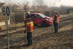 V Roudnici se na přejezdu srazil osobní vlak s autem