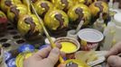 An employee hand paints glass Christmas and New Year decorations at the "Biryusinka" toy factory in Russia's Siberian city of Krasnoyarsk November 27, 2012. The factory, founded in 1942, produces decorative glass spheres, which can be found on Christmas trees all over the country and in Moscow's Kremlin in particular, during the festive season. REUTERS/Ilya Naymushin (RUSSIA - Tags: SOCIETY) Published: Lis. 27, 2012, 3:58 odp.