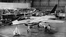 Odhalení americké stíhačky YF-16, která ve své době byla malá, lehká a připomínala raketu s křídly. USA, 12. října 1963