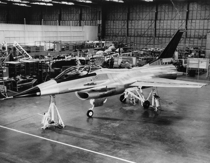 Odhalení americké stíhačky YF-16, která ve své době byla malá, lehká a připomínala raketu s křídly. USA, 12. října 1963