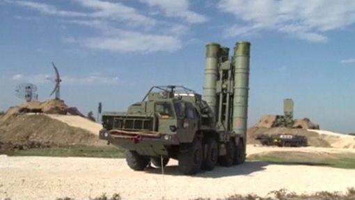 Ruský protiletadlový raketový systém S-400 na letecké základně Hmejmim v Sýrii.