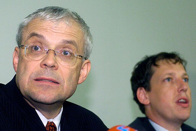 Dosavadní předseda ČSSD a premiér Vladimír Špidla (vlevo) a Stanislav Gross pověřený vedením strany oznámili 26. června 2004
