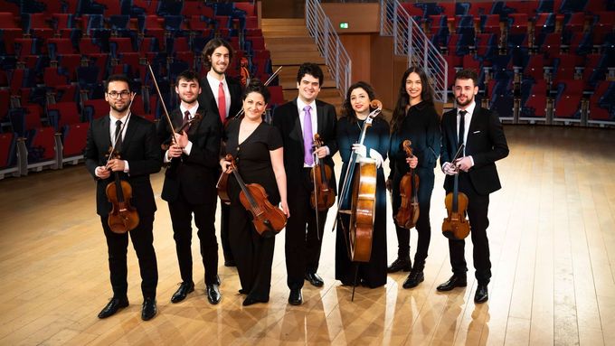 West-Eastern Divan Orchestra (na snímku jsou vybraní členové) nakonec na Pražském jaru vystoupí bez Daniela Barenboima, dirigovat bude Thomas Guggeis.