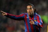 Barcelonský Ronaldinho se raduje z gólu v síti Chelsea.