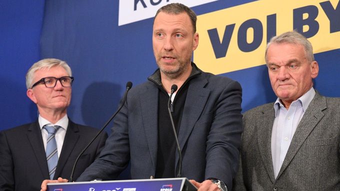 Lidovec Jan Wolf, vpravo lídr Spolu Bohuslav Svoboda a vlevo pražská dvojka ODS Zdeněk Zajíček.