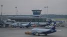 Aeroflot planes are seen at Moscow's Sheremetyevo airport June 26, 2013. Edward Snowden, until recently a contractor with the U.S. National Security Agency, had been expected to fly to Havana from Moscow on June 24, 2013 and eventually go on to Ecuador, according to sources at the Russian airline Aeroflot who spoke on June 23, 2013. REUTERS/Stringer (RUSSIA - Tags: POLITICS TRANSPORT) Published: Čer. 26, 2013, 8:49 odp.