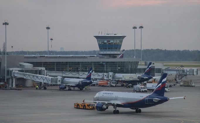 Aeroflot planes are seen at Moscow's Sheremetyevo airport June 26, 2013. Edward Snowden, until recently a contractor with the U.S. National Security Agency, had been expected to fly to Havana from Moscow on June 24, 2013 and eventually go on to Ecuador, according to sources at the Russian airline Aeroflot who spoke on June 23, 2013. REUTERS/Stringer (RUSSIA - Tags: POLITICS TRANSPORT) Published: Čer. 26, 2013, 8:49 odp.