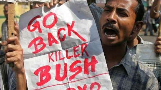 Prezident Bush vyrazil do Indie. A kde je on, tam jsou i jeho odpůrci.