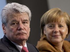 Souhlasem s Joachimem Gauckem prohrála Angela Merkelová první kolo prezidentského pokeru, glosují německá média volbu hlavních stran.