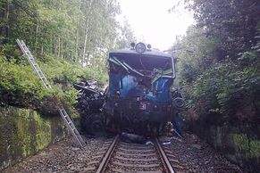 Kamion spadl z mostu na koleje, zrovna pod lokomotivu