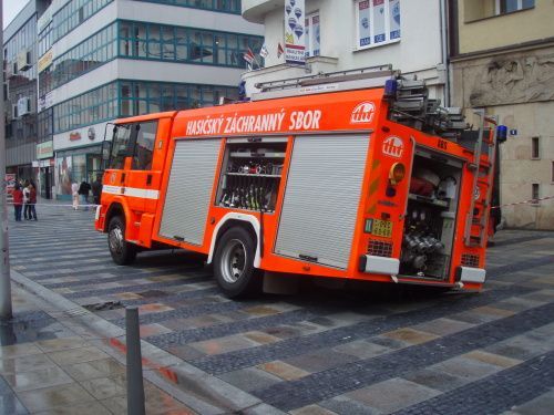 V centru Ostravy se do země propadlo hasičské auto
