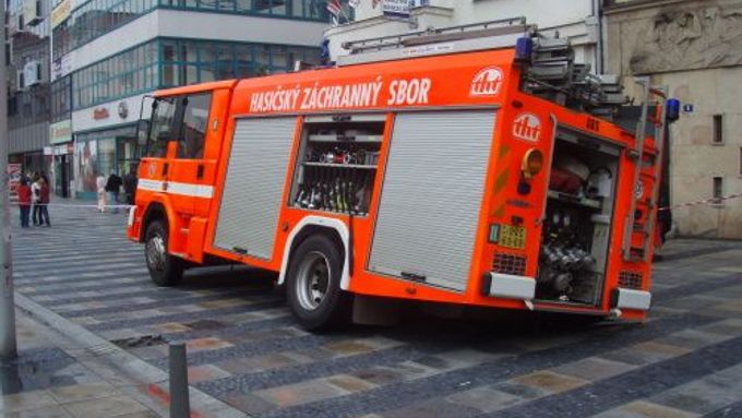Propadlé auto hasičů na Masarykově náměstí