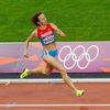 Ruská běžkyně Maria Savinovová běží vítězný závod na 800 metrů na OH 2012 v Londýně.