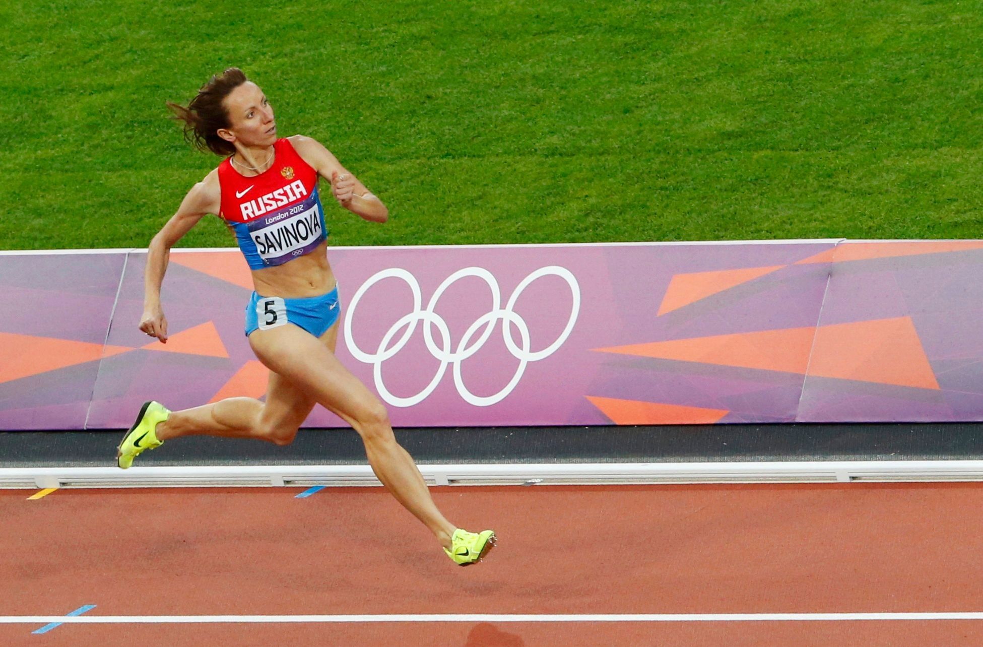 Ruská běžkyně Maria Savinovová běží vítězný závod na 800 metrů na OH 2012 v Londýně.