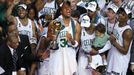 Hráči Bostonu Celtics slaví s trofejí pro šampiony NBA.