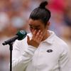 Plačící Uns Džábirová po finále Wimbledonu 2023