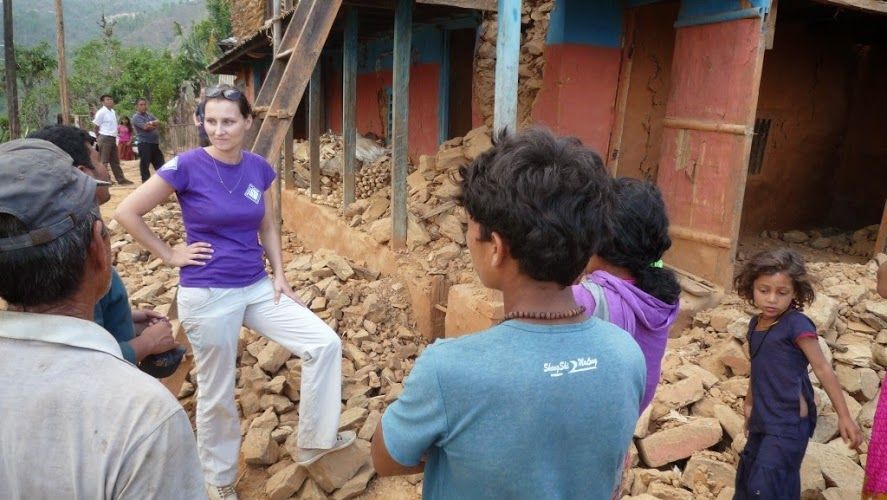 Člověk v tísni pomáhá v zemětřesení poničeném Nepálu