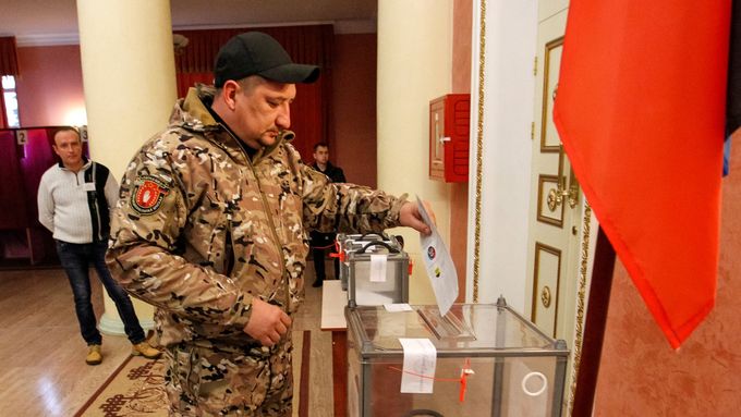 Muž hlasuje ve volební místnosti v Doněcku.