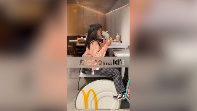 Šlapat a zároveň se cpát jídlem? Záběry z McDonald's rozvášnily lidi po celém světě.