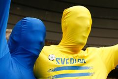 Švédští hooligans obelstili zákaz maskování. Na tribunách teď řádí v hidžábech