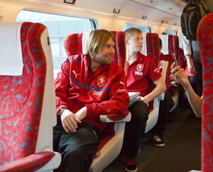 Čeští fotbaloví reprezentanti při příjezdu vlakem do Olomouce, kde se střetnou se Slováky.