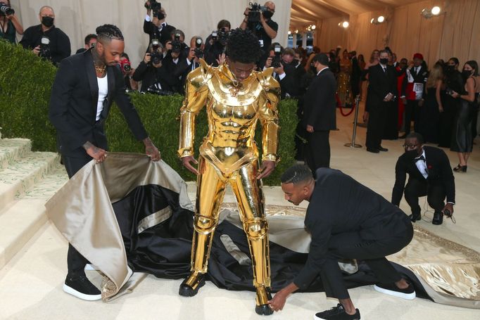 Na módní přehlídce Met Gala postupně Lil Nas X odhalil tři extravagantní outfity.