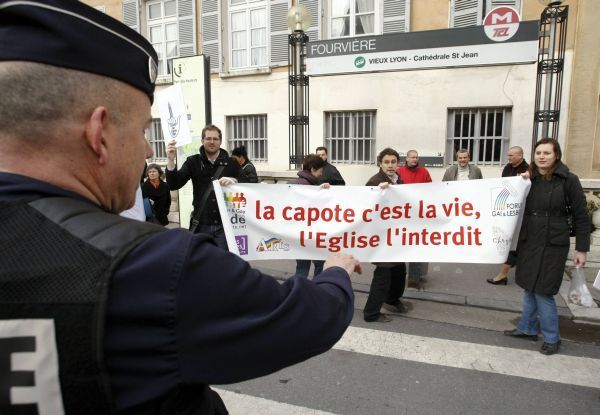 Demostrace gayů a lesbiček proti papežovým výrokům