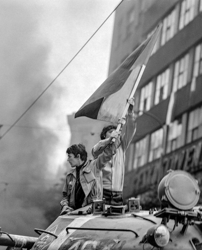 Snímek fotografa Karla Bucháčka, který pořídil v Praze během srpnové invaze vojsk Varšavské smlouvy do Československa v roce 1968.