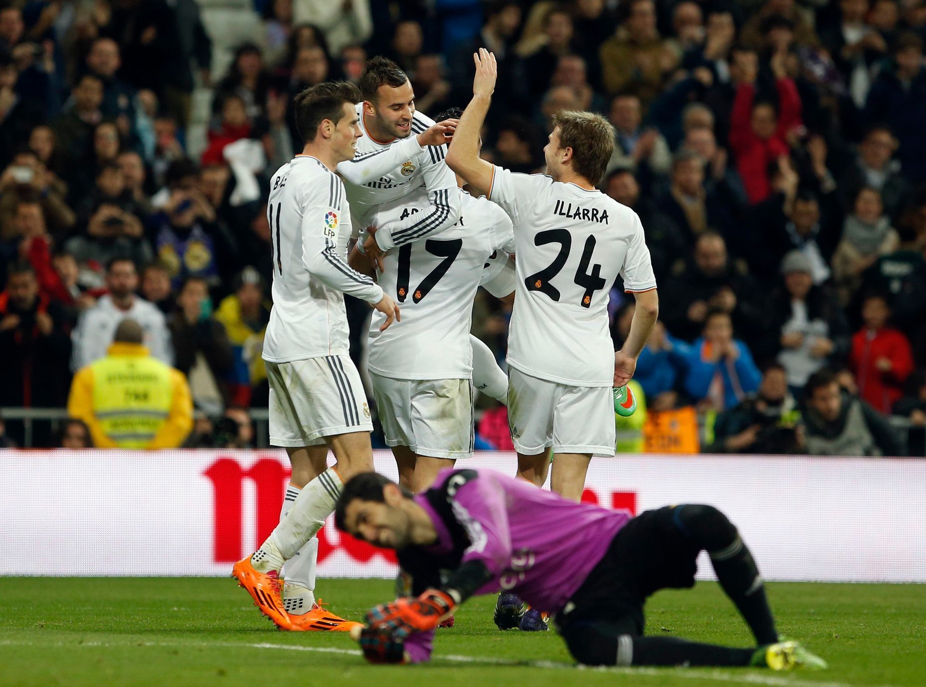 Hráči Realu Madrid slaví gól do sítě Osasuny