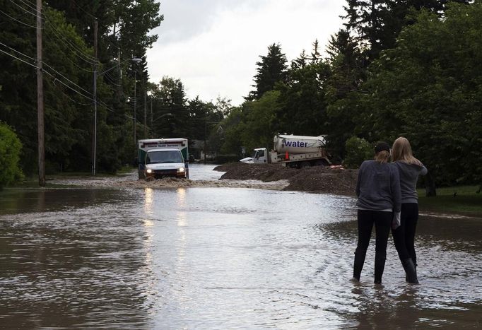 Sanitka projíždí ulicí Bowness v Calgary