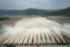 Záplavy testují největší přehradu světa - Tři soutěsky